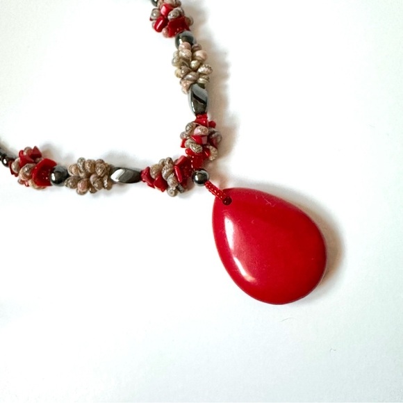 Vintage 80's Hematite and Shell Red Beaded Necklace Teardrop Pendant - 20 Inches - Picture 5 of 8